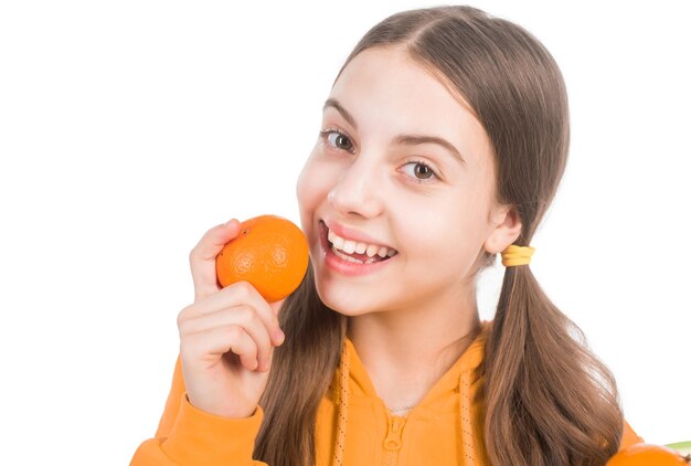 criança comendo comida saudável saúde infantil frutas cítricas natural orgânico fresco tangerina vida saudável dieta e beleza da pele infantil adolescente feliz com vitamina de frutas cítricas mandarim e dieta