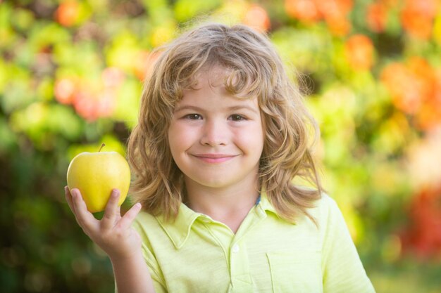 Criança comendo fruta maçã ao ar livre outono outono natureza saudável ao ar livre