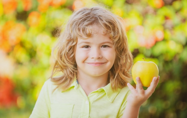 Criança comendo fruta maçã ao ar livre outono outono natureza saudável ao ar livre