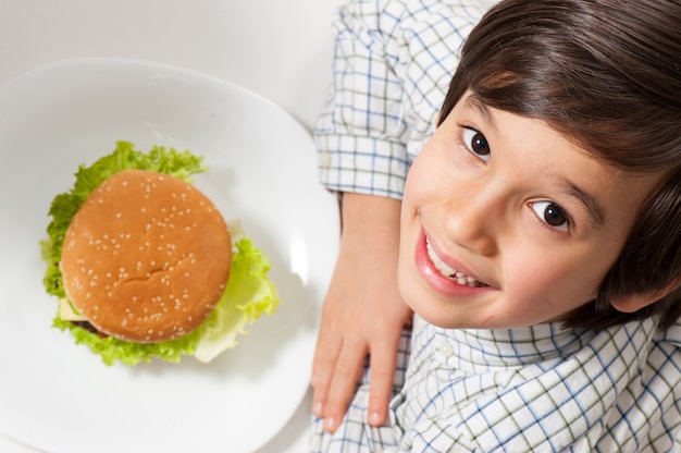 Criança comendo hambúrguer