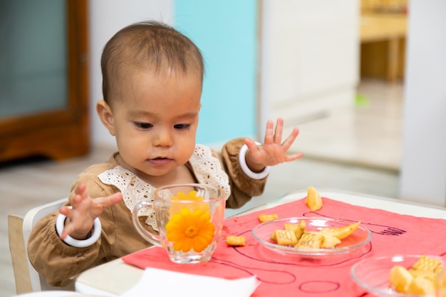 Foto criança comendo lanches na mesa