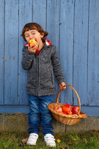 Criança comendo maçã fruta corpo inteiro outono outono saudável