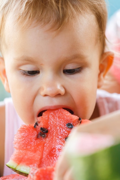 Criança, comendo melancia