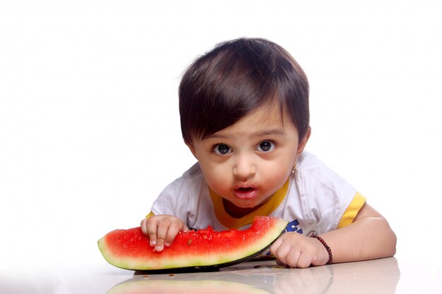 Criança, comendo melancia