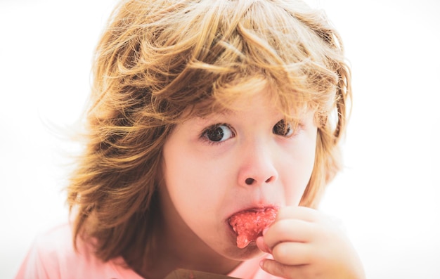 Foto criança comendo sorvete criança com sobremesa congelada na mão close-up