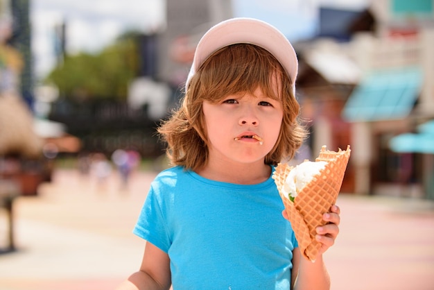 Criança comendo sorvete lindo garotinho come sorvete no verão