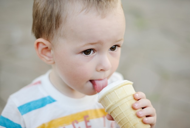 Criança, comendo sorvete