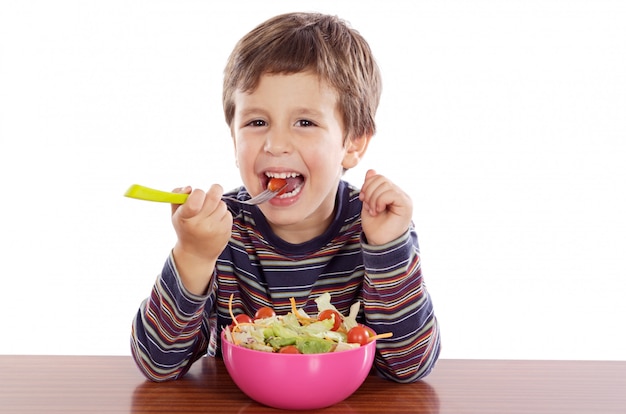 Foto criança, comer, salada, um, sobre, fundo branco