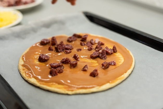 Criança cozinha pizza caseira, menina faz pizza em casa