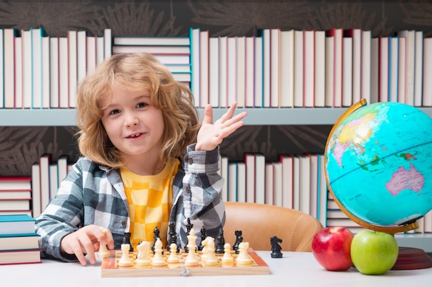 Criança da escola de xadrez jogando xadrez criança inteligente pensando sobre o desenvolvimento infantil de xadrez