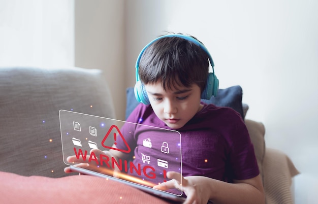 Criança da escola fazendo lição de casa no tablet e recebendo sinal de triângulo de advertência para exibição de tela de notificação de erro ataque cibernético Conceito de alerta de cuidado de perigo para proteger a criança ao usar a internet