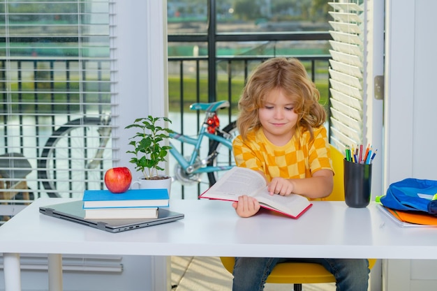 Criança da escola lendo livro criança da escola anos de idade com livro volta para a escola pequena aluna aprendendo e