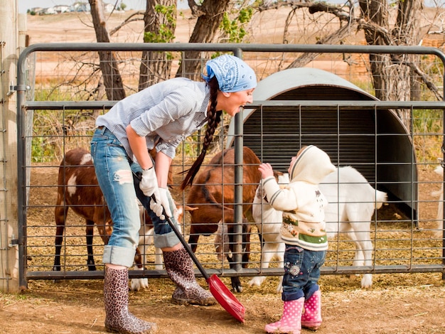 Criança da menina com a mãe na fazenda.