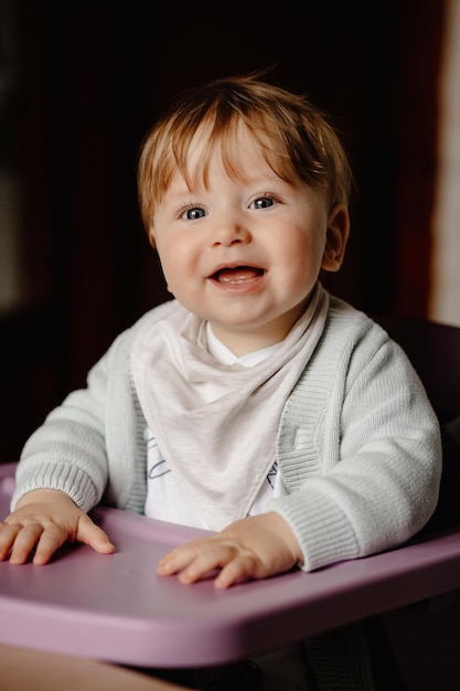 Criança de 7 meses feliz à mesa. lindo retrato de bebê