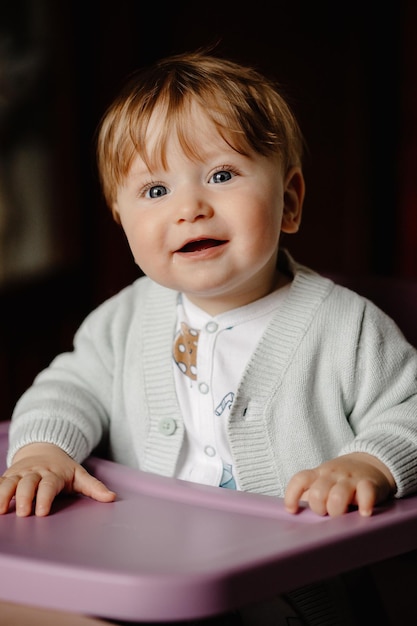 Criança de 7 meses feliz à mesa. lindo retrato de bebê