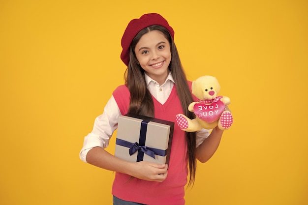 Criança de dia de boxe de felicidade infantil na boina com brinquedo criança sorridente faz aniversário