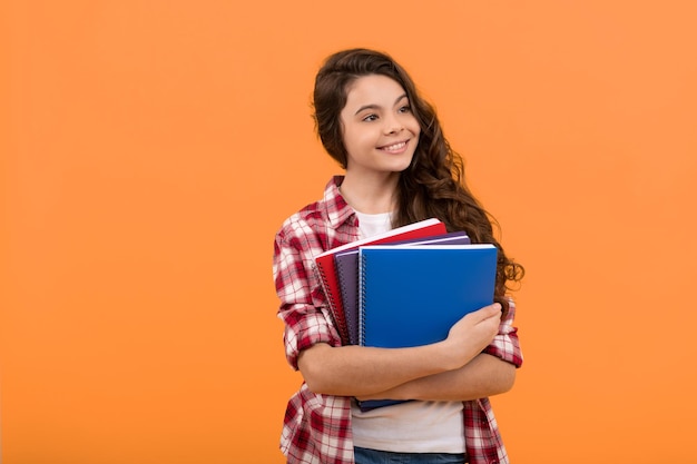 Criança de escola feliz pronta para estudar com conhecimento de cadernos