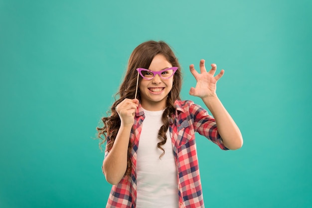 Criança de felicidade da infância de bom humor e positivo, parecendo inteligente em óculos, menina agressiva, prefeito de moda casual, criança feliz em óculos de festa engraçados, garota da escola se divertindo