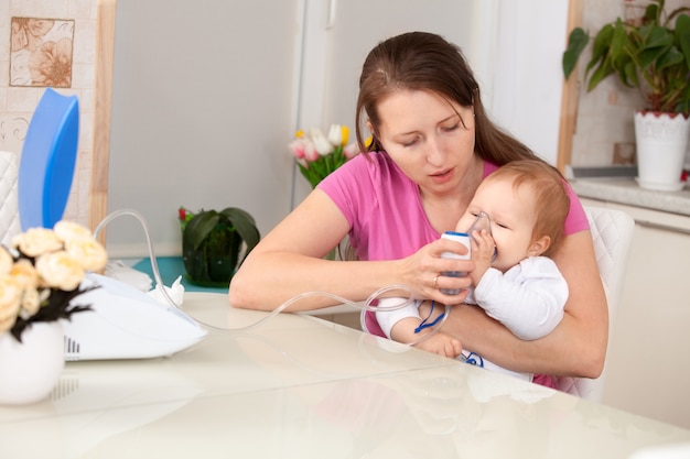 Criança de inalação faz mamãe bebê