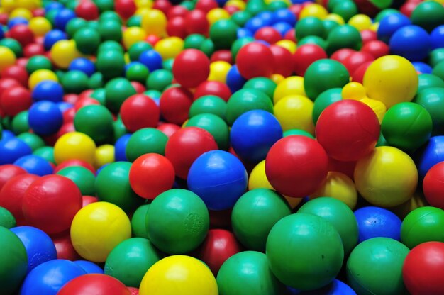 Braços De Criança Colecionando Bolas Coloridas Do Chão Em Uma Feira Imagem  de Stock - Imagem de fundo, esferas: 169800813