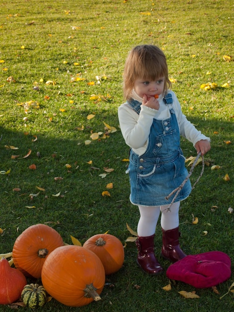 Criança de menina no parque outono.