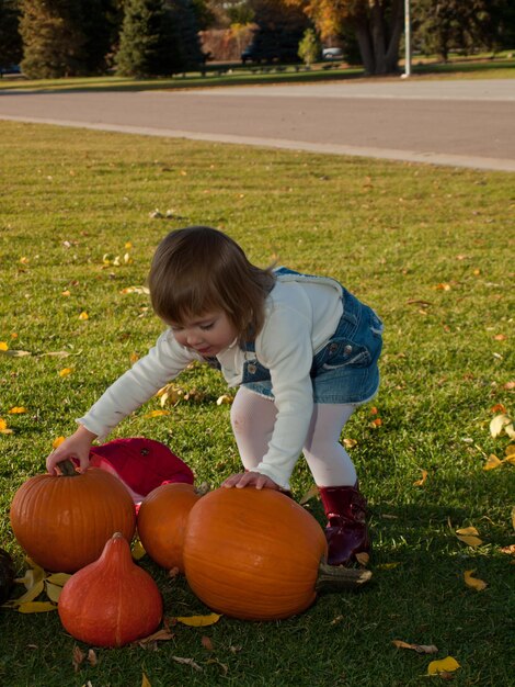 Criança de menina no parque outono.