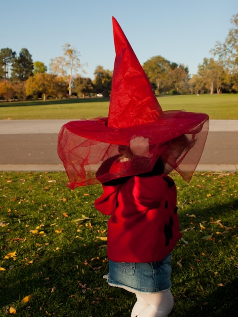 Criança de menina no parque outono.