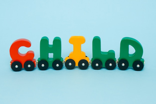 Foto criança de palavra feita de letras alfabeto de trem.
