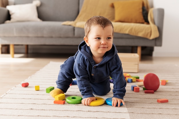 Foto criança de tiro completo brincando com brinquedos em casa