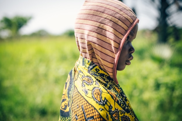 Foto criança de uganda com capuz