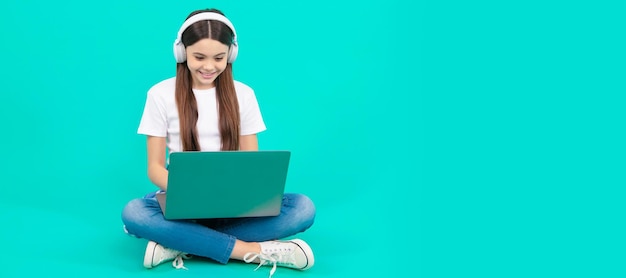 Foto criança de videochamada de tecnologia de comunicação conversando no computador comprar online retrato de menina de escola com pôster horizontal de laptop cabeçalho de banner com espaço de cópia