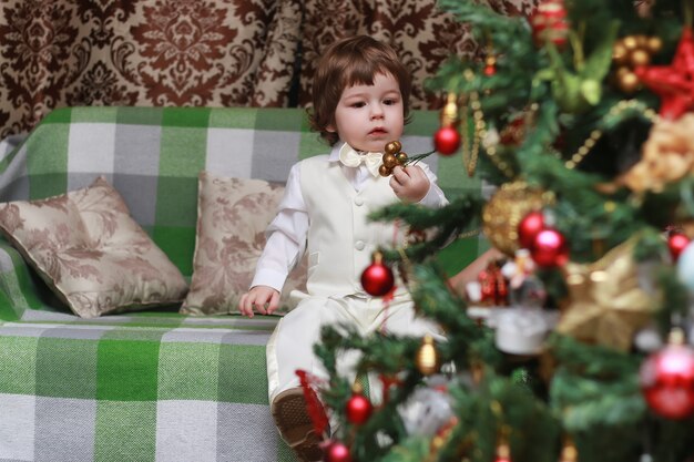 Criança decorando o brinquedo da árvore de natal