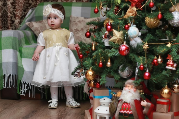 Criança decorando o brinquedo da árvore de natal