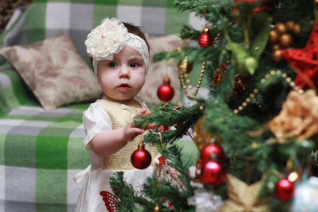 Criança decorando o brinquedo da árvore de natal