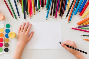 Criança desenhando com lápis coloridos