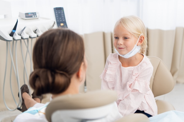 Criança do sexo feminino no check-up do dentista