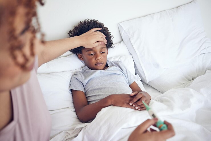 Foto criança doente na cama mãe verifica temperatura e febre resfriado ou gripe com vírus e cuidados de saúde apoio amoroso e problema de saúde mulher cuida do menino na casa da família com doença e termômetro