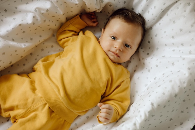 criança dormindo na cama, retrato de criança feliz