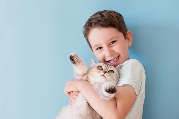 Criança e gato em fundo azul