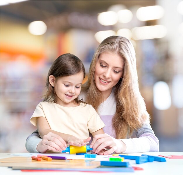 criança e mãe brincam de brinquedo de barro colorido