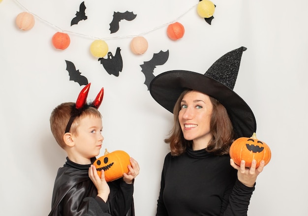 Criança e mãe em fantasia de halloween família feliz comemorando o halloween