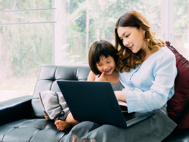 Criança e mun procurando labtop e se sentir feliz juntos