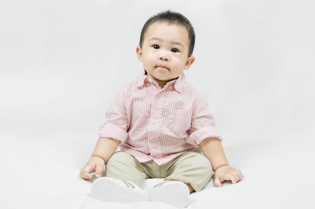 Foto criança elegante, elegante, modelo de menino em roupas casuais, asiática adorável.