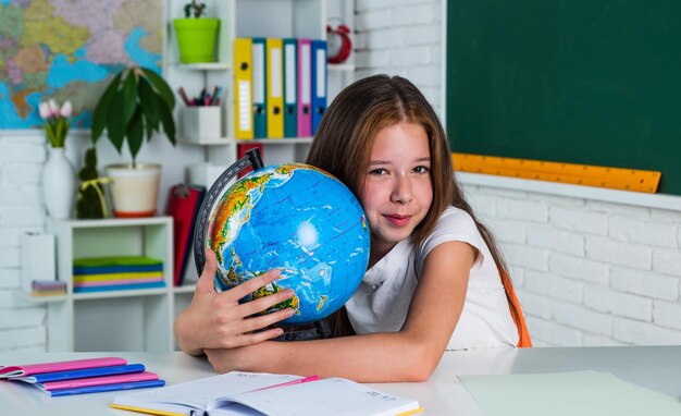 Escola De Xadrez. Inteligente, Concentrada E Pensante, Criança Jogando  Xadrez. Criança Desenvolvendo Estratégia De Xadrez Foto de Stock - Imagem  de menino, brainstorm: 268991030