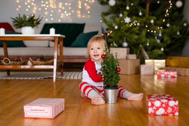 Criança em casa na época do natal