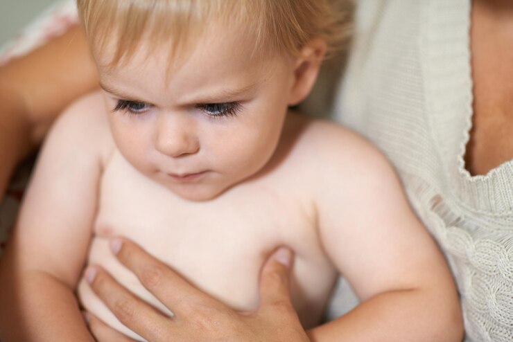 Foto criança em close-up e pai segurando menino com amor e conforto pela manhã ou em casa criança recém-nascida e se unindo com o cuidado da pessoa para o desenvolvimento do bem-estar e o crescimento do relacionamento como família