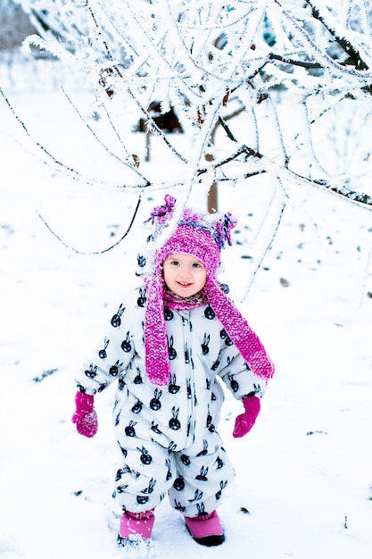 Criança em dia de neve