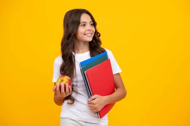 Criança em idade escolar com livro Aprendizagem e educação