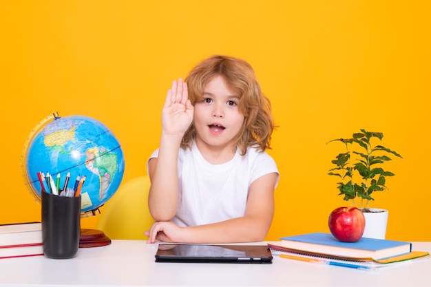 Criança em idade escolar levantando as mãos disposta a responder a perguntas Escola e crianças Linda criança loira com um livro aprendendo Dia do conhecimento