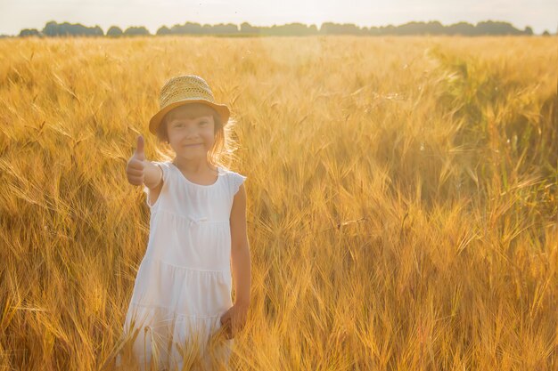 Criança em um campo de trigo. foco seletivo. natureza